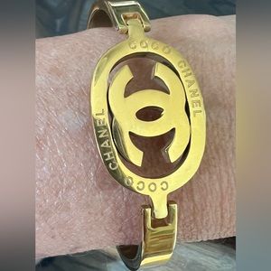 Chanel’esque gold metal bracelet.